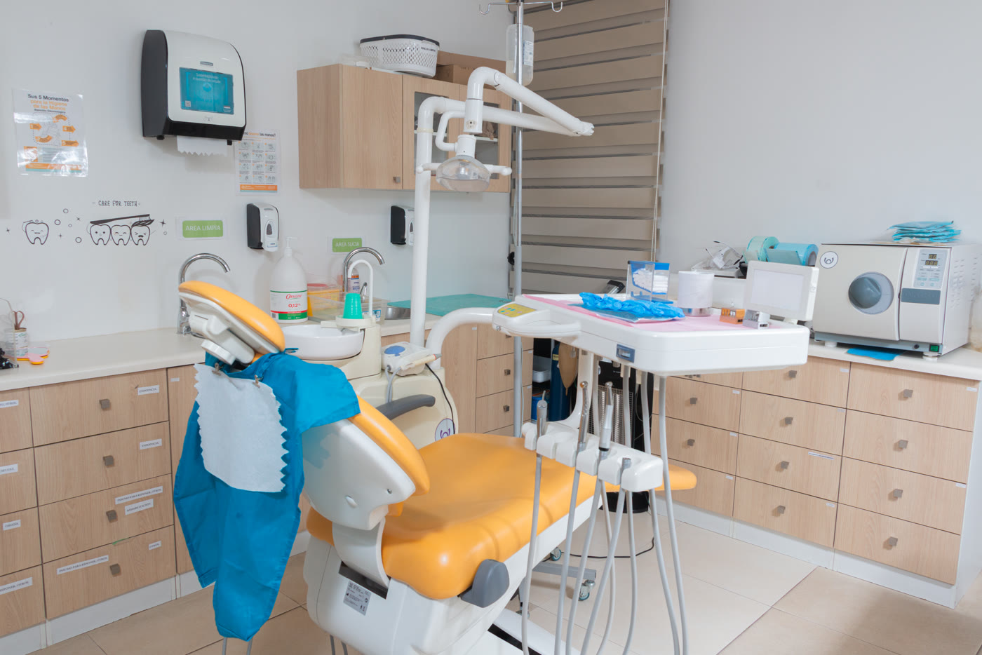 Box de atención equipado en Centro Médico Austral