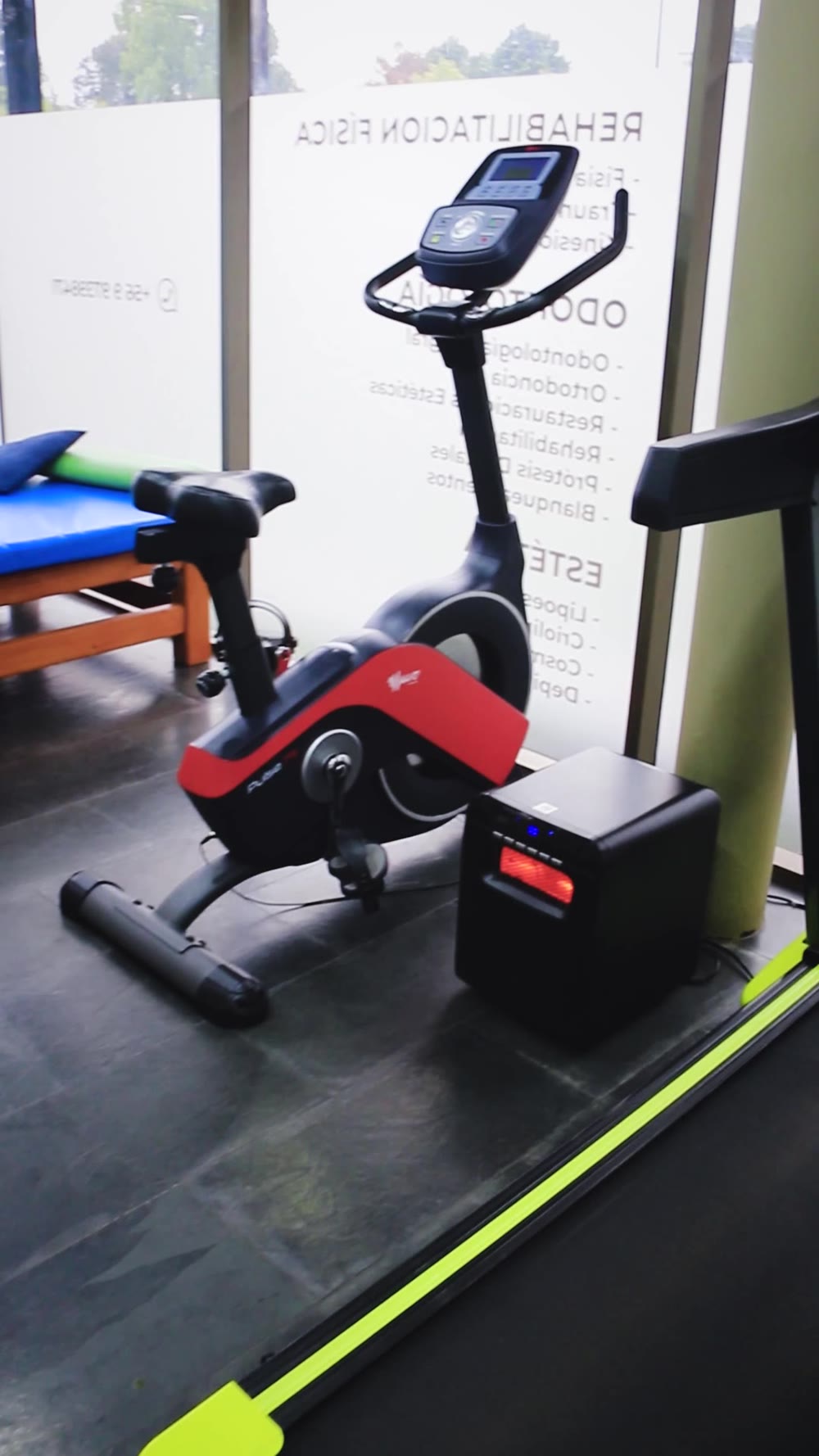 Sala de rehabilitación y equipamiento de kinesiología en Centro Médico Austral